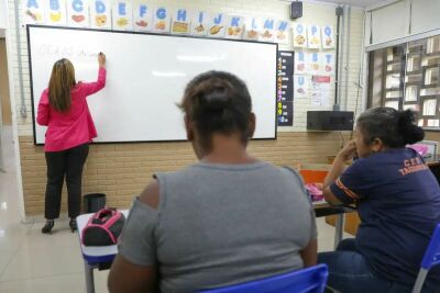 Imagem da notícia Pagamentos do programa Pé-de-Meia começam nesta segunda-feira para estudantes do ensino médio